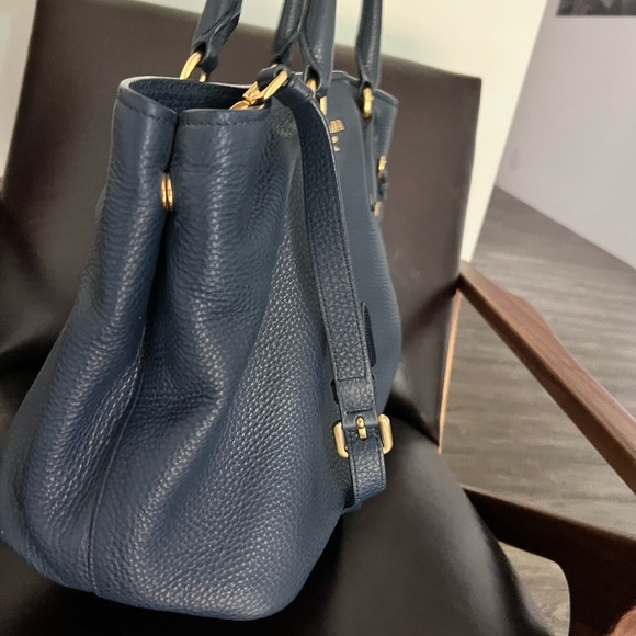 This bag is in mint condition. Purchased in 2015 and barely used. No scratches. - Picture 4 of 10